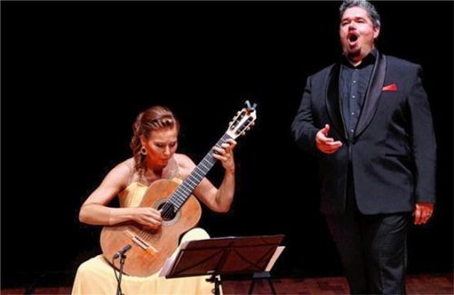 Musikerin, Intendantin und Veranstalterin Julia Malischnig mit dem Sänger Jacques le Roux.Foto  Pleschberger