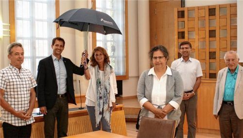 Neuer Schirmherr des Qualipatenprojekts ist Rosenheims Oberbürgermeister Andreas März (Zweiter von links), hier eingerahmt von (von links) Harald Neu, Pro Arbeit-Geschäftsführerin Claudia Georgii, Johanna Mathäser, Hans Holzmeier und Erich Schlarb. Foto re