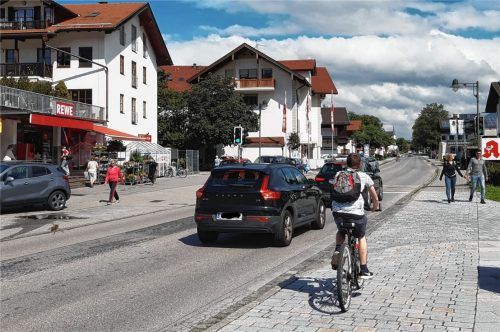 Nicht immer geht es im Kieferer Ortsbereich so entspannt wie hier auf dem Foto zu. Fußgänger, Radfahrer und Motorisierte kommen sich immer öfter ins Gehege. Foto Hoffmann