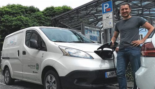 Nicht nur fahrender Untersatz, sondern auch Wohnung: Tobias Wagner mit seinem Nissan ENV200, der nicht nur rein elektrisch fährt, sondern ihm werktags ein Dach über dem Kopf bietet. Es ist sein Wohnungsersatz in München, inklusive Bett und Waschstelle. „Das reicht vollkommen“, findet Wagner, für alles andere gibt es ja Restaurants, Fitnessstudios – und dann natürlich auch das Zuhause in Mühldorf bei den Eltern.Foto Enzinger