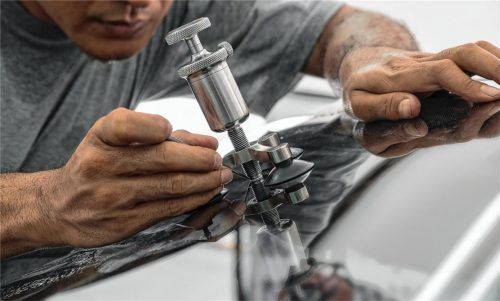 Ob eine Scheibenreparatur möglich ist, wissen die Fachleute im Kfz-Meisterbetrieb. Foto Panitan/fotolia.com