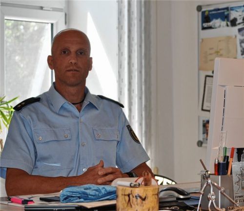 Polizeioberrat Thomas Leuthardt an seinem Schreibtisch. Der Franke ist seit 2015 Leiter der Bundespolizeisportschule in Bad Endorf.Foto Neumeier