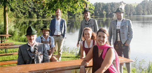 Probesitzen am Tinninger See: Florian Niedermaier, Sepp Staber, Christoph Vodermaier, Christian Moosrainer, Magdalena Moosrainer, Sandra Gmeiner und Peter Dräxl (von links).Foto Kirchner