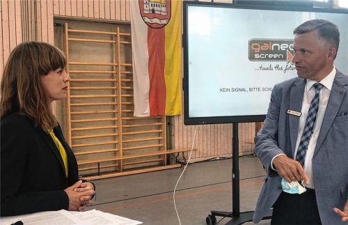 Projektleiterin Dr. Claudia Santos-Hövener im Austausch mit Bad Feilnbachs Bürgermeister Anton Wallner. Foto Lagler