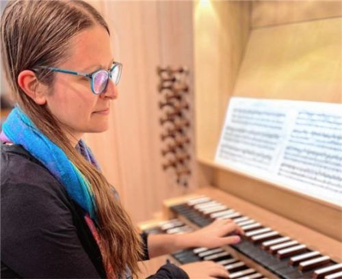 Regina Schnell an der Frenger & Eder-Orgel in der Kolbermoorer Kirche Wiederkunft Christi bot ein von Bach dominiertes Programm. Foto Janka