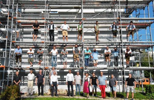Richtfest mit Abstand: die Feiergesellschaft am Gerüst des Gebäudes an der Tillystraße. Foto Schlecker
