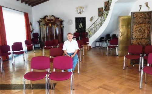 Robert Höpfner, einer der beiden Stiftungsvorstände, im für Besucher nach Corona-Hygienekonzept bestuhlten Saal in der Villa Sawallisch.Foto giesen