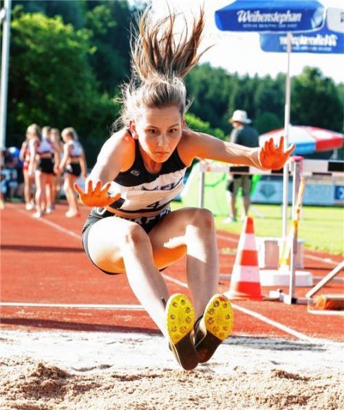 Ronja Fürst vom TSV Bad Endorf siegte im Weitsprung der Jugend W15.Fotos Stuffer