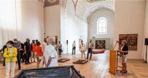 Rund 150 Besucher lauschten bei der Vernissage der Gedächtnis-Ausstellung „Works I“ in der Klosterkirche zu Ehren des vor einem Jahr verstorbenen Traunsteiner Künstlers den Worten von Kulturreferentin Ursula Lay. Foto Effner