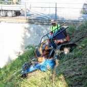 Mähpanzer am Kanal