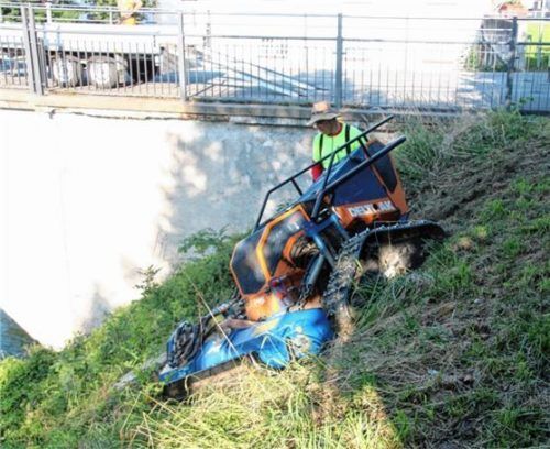 Sebastian Stadler aus Neubeuern mäht in Schräglage den Hangbereich an der Brücke. Fotos riediger