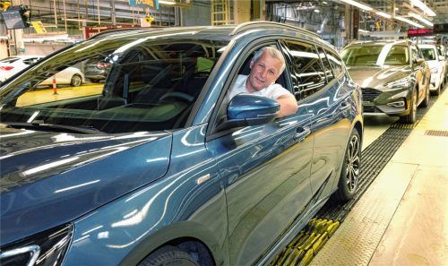 Seit der Werkeröffnung 1970 sind in Saarlouis schon mehr als 15 Millionen Ford-Modelle vom Band gelaufen. Im Jahr des 50. Werkjubiläums beginnt nun mit dem Serienproduktionsstart des Ford Focus EcoBoost Hybrid ein wichtiges neues Kapitel in der Geschichte des Standorts. Foto ford