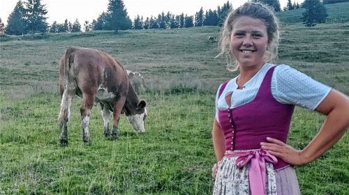 Sennerin Franziska Bell tauschte ihre Kreuzfahrtpläne gegen einen Sommer auf der Alm. Foto Hötzelsperger