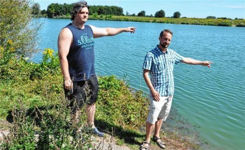 Sie haben einen Menschen gerettet: Christian Feichtmeier (links) und Ulrich Mordhorst bargen am Mittwoch einen 76-jährigen Mann aus dem Höglinger Weiher. Foto  Merk