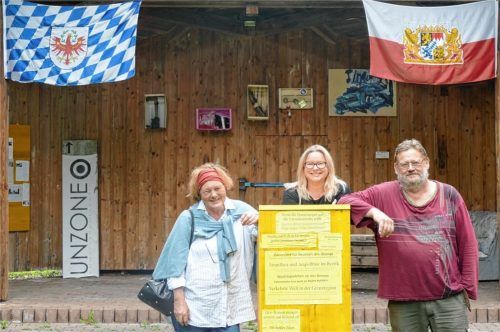 Sie initiierten damals das grenzübergreifende Projekt „Kunst = Energie“: die Künstler Renate Seidel, Hilde Prinz und James Clay. Foto Hoffmann