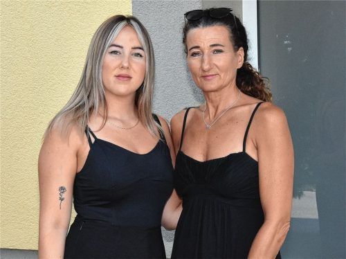 Sind auf der Suche nach einer Lösung: Astrid Gaderbauer (rechts) soll nach zehn Jahren aus ihrer Drei-Zimmer-Wohnung in Pang ausziehen. Ihre Tochter Carina will das verhindern. Foto Schlecker
