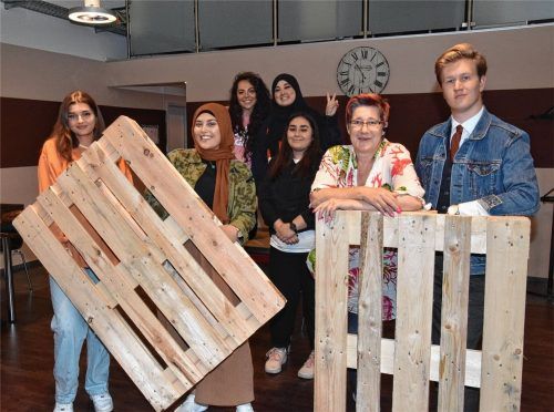 Sind Teil des neuen Projektes: (von links) Nadine Jusaj, Kübra Kisla, Zübeyde Samli, Beyza Demir, Sevgi Coskun, die Initiatorin Cornelia Graf und Florian Latin. Foto Schlecker