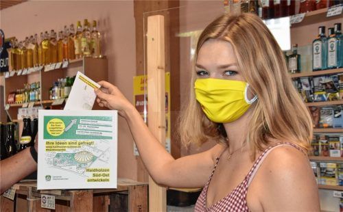 So geht’s: Laura Sewald, Mitarbeiterin im Getränkemarkt, steckt ihre Ideen für Haidholzen-Südost schon mal in die Sammelbox. Foto Schlecker