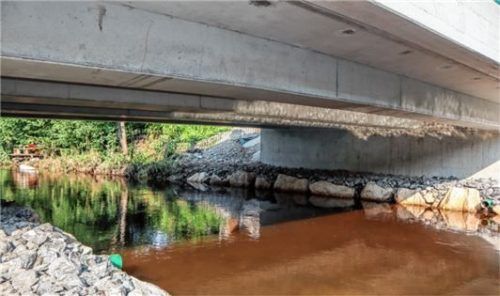 So sieht es unterhalb der Brücke aus: Die Moosach hat nun mehr Platz für ihren Wasserlauf.