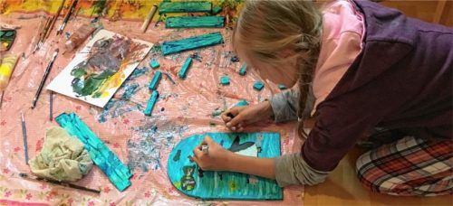 Spaß aus der Basteltüte: Marlene Fissahn baut einen kleinen Flipperautomaten zusammen. Foto re