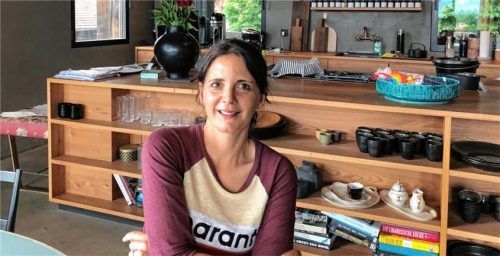 Stephanie Thatenhorst am Esstisch in ihrer Scheune. Fotos Geyer