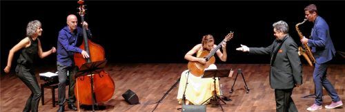 Stepptanz zur Musik von Johann Sebastian Bach: Sabine Hasicka (Tanz), Alexander Lackner (Bass), Julia Malischnig (Gitarre), Edgar Unterkirchner (Saxofon) und Jacques le Roux (Gesang) bildeten ein Patchwork-Programm.Foto  Janka