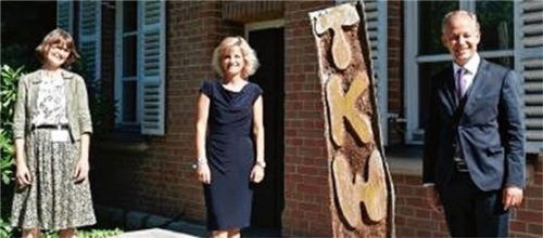 Stippvisite in Wasserburg: Ruth Höfter, Chefärztin im Fachbereich Suchtmedizin im kbo-Inn-Salzach-Klinikum, Daniela Ludwig, Drogenbeauftragte der Bundesregierung, und Professor Dr. Peter Zwanzger, Ärztlicher Direktor am Klinikum. Foto re