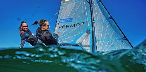 Tina Lutz (links) und Vorschoterin Susann Beucke bereiten sich aktuell in Dänemark auf die kommenden Aufgaben vor. Foto  Lars Wehrmann