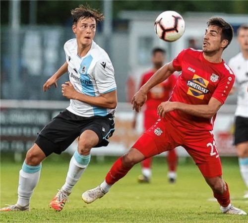 Traunsteins Maximilian Vogl ist vor dem Münchner Gabriel Wanzeck (links) am Ball.Foto Weitz