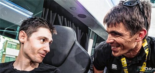 Ungewissheit nach Sturz: Auch Bora-hansgrohe-Trainer Dan Lorang (rechts) weiß nicht, wie gut Emanuel Buchmann in Form ist.