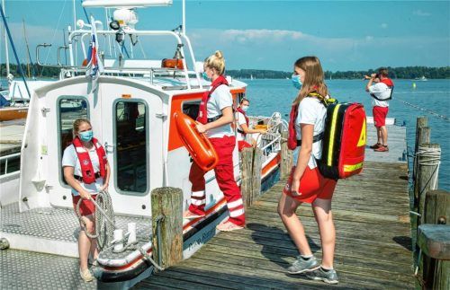 Viel Arbeit für Bayerns Rettungskräfte: Gerade während der Corona-Pandemie sind die Seen und Flüsse gut besucht, auch der Chiemsee. Die Wasserwacht-Ortsgruppe Prien-Rimsting hat alle Hände voll zu tun. Foto berger