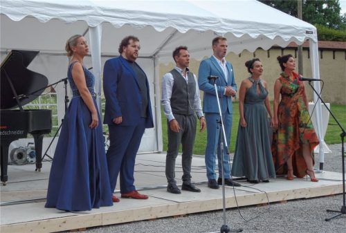 Vor dem Regen: Das ganze Ensemble mit Karolina Plicková, Fritz Spengler, Oddur Jonsson, Derek Rue, Justyna Ilnicka, und Roswitha Christina Müller (von links ) singt zur Begrüßung des Publikums. Foto Füchtner