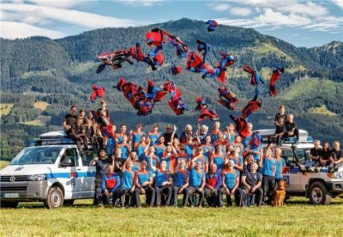 Vor Freude die Einsatzjacken in die Luft geworfen: das Team der Bergwacht Rosenheim-Samerberg.
