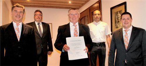 Wechsel im Aufsichtsrat: Unser Bild zeigt (von links) Vorstandsmitglied Reinhold Lindner, Regionaldirektor Genossenschaftsverband Anton Kandler, ausgeschiedener Aufsichtsrat Anton Schneider, neuer Aufsichtsrat Wolfgang Brandlhuber, Vorstandsvorsitzender Felix Lechner. Foto RaiBa