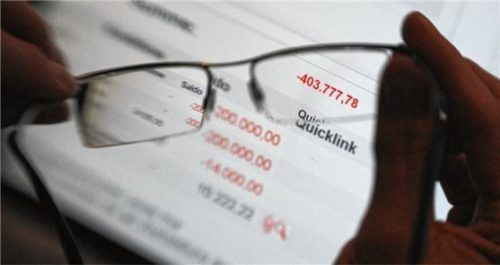 Weil das vorhandene Vermögen auf den eigenen Konten nicht reicht, nehmen viele Verbraucher Kredite auf. In Feldkirchen-Westerham sollen Sparkassen-Mitarbeiter bei der Vergabe gemogelt haben. Foto dpa