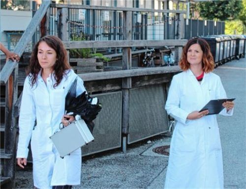 Weiße Kittel sollen Autorität vermitteln: die Spielleiterinnen Moema Smago (links) und Juliane Sturm. Fotos Schroeder