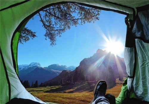 Wo das Zelten im Wald nicht kategorisch verboten ist, verlangt das Gesetz die Zustimmung der zuständigen Forstbehörde.