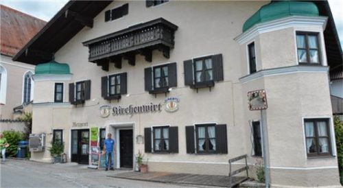 Zentral in der Dorfmitte neben der Kirche liegt der Kirchenwirt (hier mit Lois Unertl).