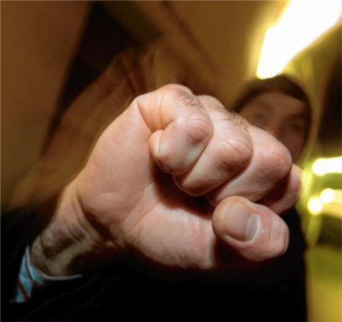 Zu einer wüsten Schlägerei zwischen mehreren Nachtschwärmern ist es im Sommer 2019 am Rosenheimer Salzstadel gekommen. Ein Mann aus Kolbermoor (27) musste sich dafür jetzt vor Gericht verantworten. Foto dpa