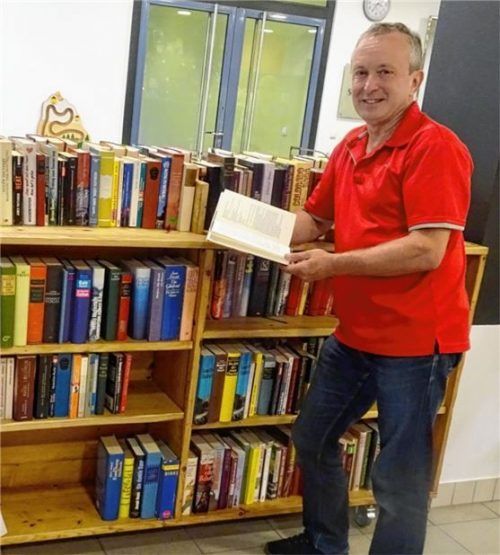Zur großen Freude des Bücherpaten Roland Schmidt ist ab sofort das offene Bücherregal im „Innsola“ – mit neuen Regalen und geändertem Standort – wieder in Betrieb. Foto schmidt