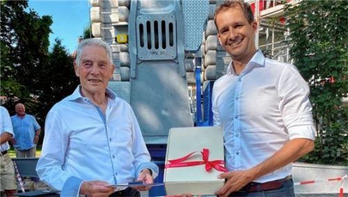 Zur Medaille gab‘s noch ein Geschenk der Stadt: Dieter Vögele (links) und Oberbürgermeister Andreas März. Foto re