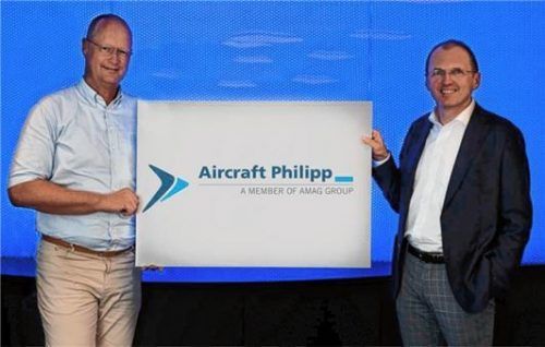 Zusammen präsentierten Rolf Philipp (links), geschäftsführender Gesellschafter der Aircraft Philipp Group, und Gerald Mayer, Vorstandsvorsitzender der Austria Metall AG (AMAG), das künftige Logo des gemeinsamen Unternehmens. Foto AMAG
