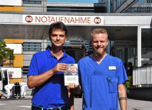 Zwei Männer, eine Geschichte: Krankenpfleger Michael Steidl (rechts) und Autor Fabian Marcher haben ein gemeinsames Buch über die Rosenheimer Notaufnahme geschrieben. Foto Schlecker