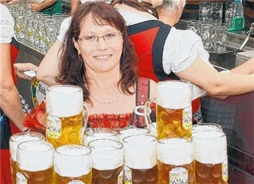 2009 ein gefragter Wiesn-Gast: Anita Schwarz, die Weltmeisterin im Masskrugtragen. Foto  Reisner
