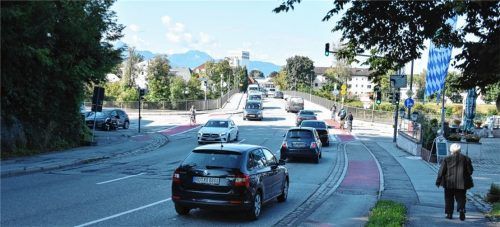 25000 Fahrzeuge passieren täglich die Innbrücke zwischen Schloßberg und Rosenheim. Vor allem im Schul- und Berufsverkehr kommt es zu Staus. Ein Paket an Maßnahmen, das dies ändern soll, liegt vorerst auf Eis. Foto Schlecker