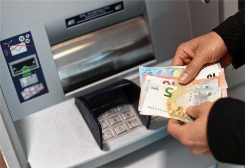4000 Euro hat eine 86-jährige Bruckmühlerin auf Wunsch eines 95-Jährigen mit dessen Bankkarte abgehoben. Dafür musste sich die Frau jetzt in Rosenheim vor Gericht verantworten. Foto dpa