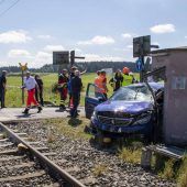Autofahrer mit Baby verletzt