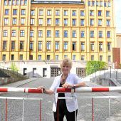 Die Frau mit dem Lächeln verlässt die Pforte