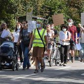 Eltern demonstrieren gegen die Maskenpflicht im Unterricht