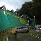 Heutransporter kippt auf Auto